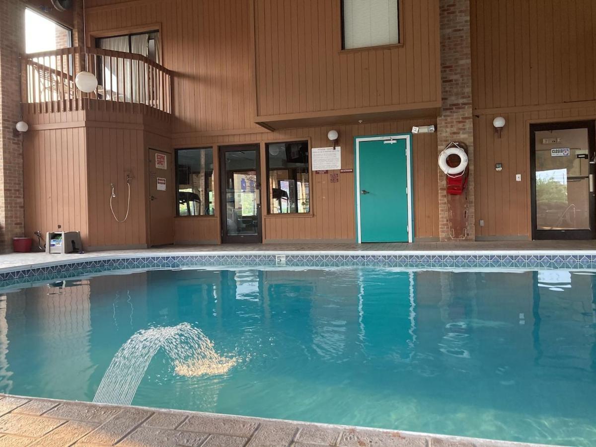 Royal Inn Suites Huntington Екстериор снимка