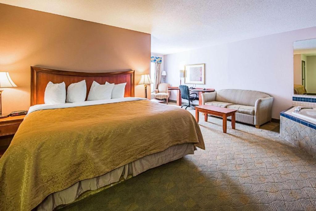 Royal Inn Suites Huntington Екстериор снимка