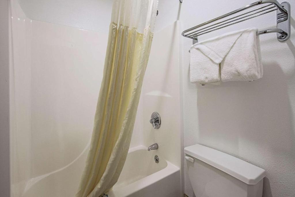 Royal Inn Suites Huntington Екстериор снимка