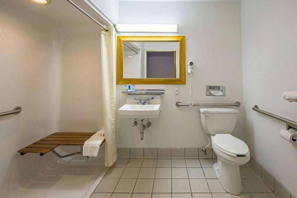 Royal Inn Suites Huntington Екстериор снимка