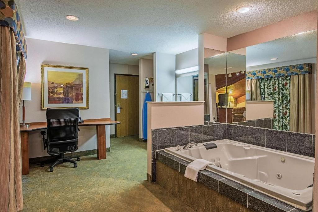 Royal Inn Suites Huntington Екстериор снимка