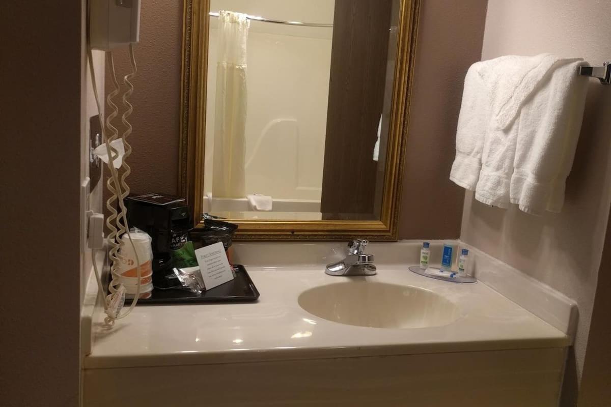 Royal Inn Suites Huntington Екстериор снимка