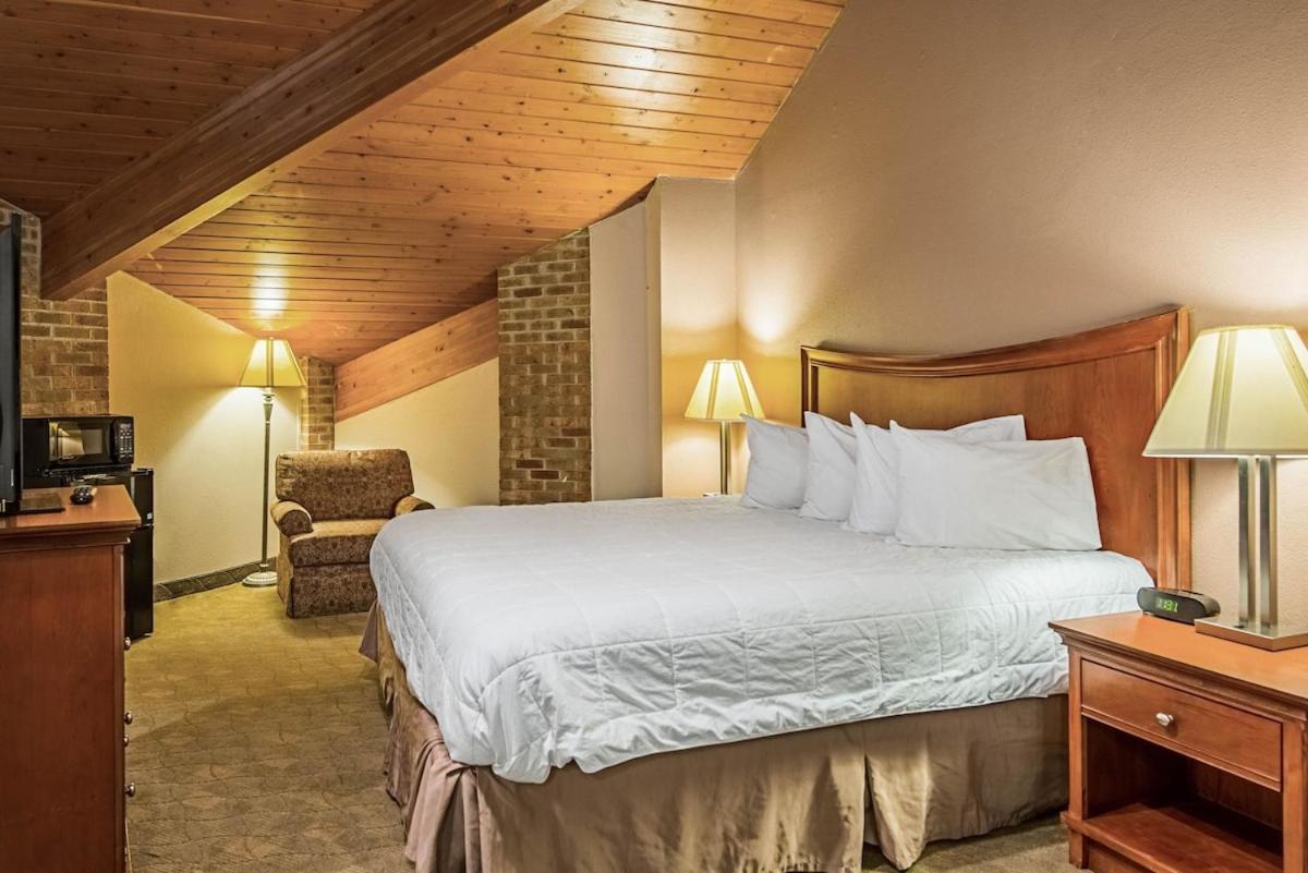 Royal Inn Suites Huntington Екстериор снимка