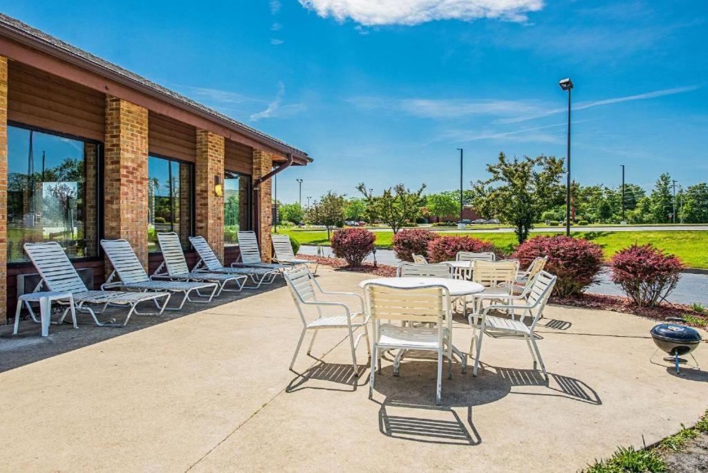 Royal Inn Suites Huntington Екстериор снимка