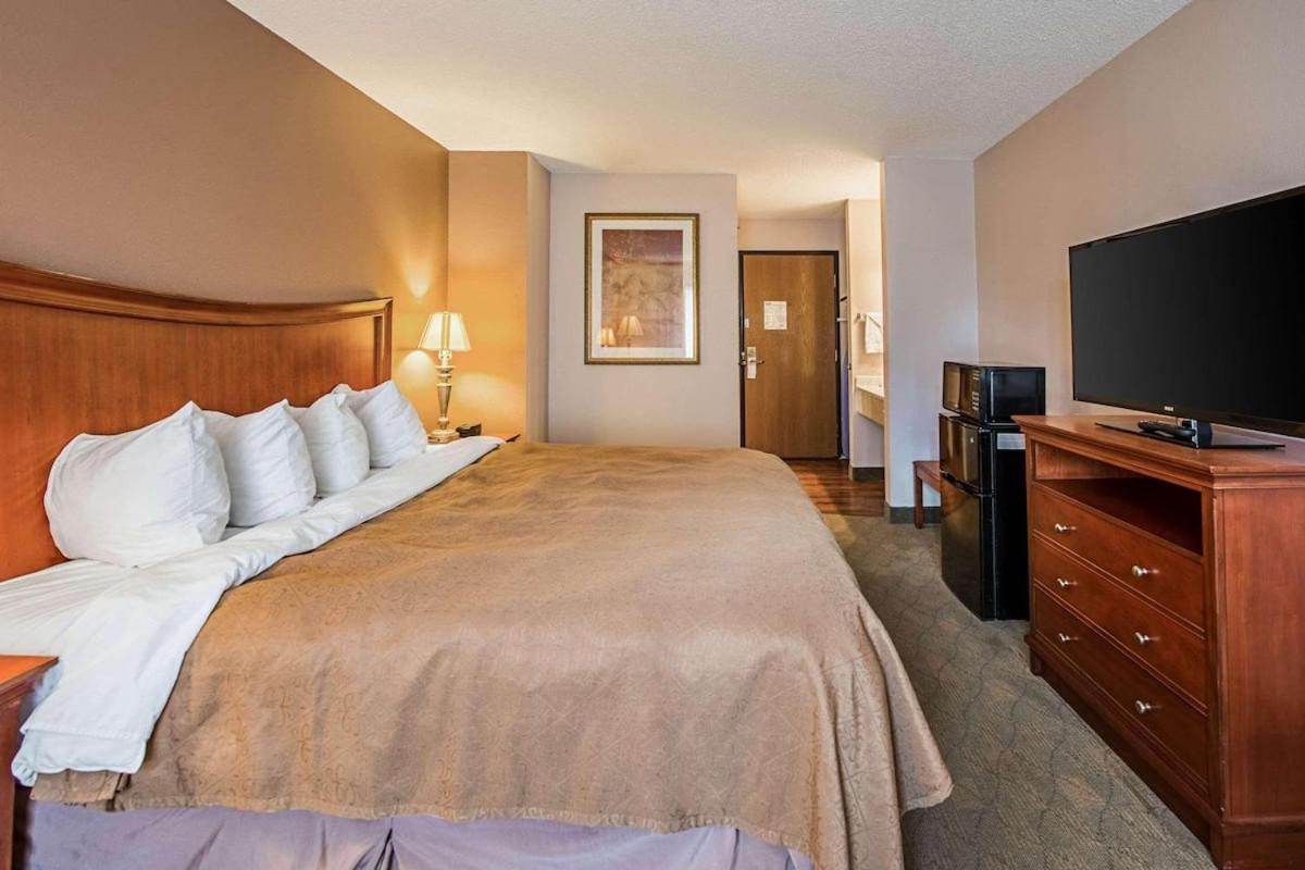Royal Inn Suites Huntington Екстериор снимка