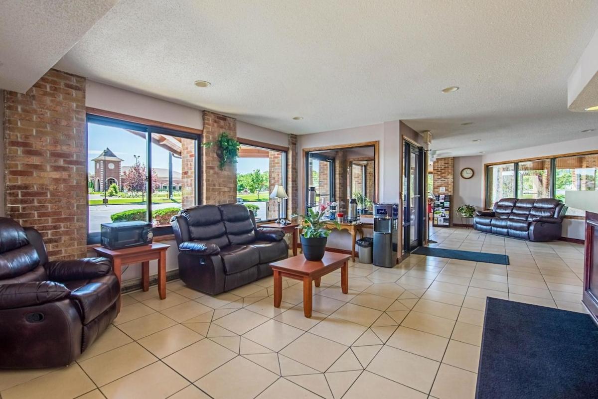 Royal Inn Suites Huntington Екстериор снимка