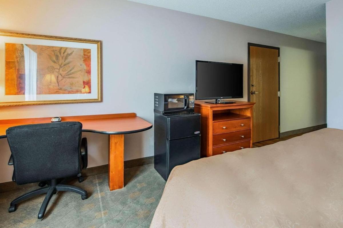 Royal Inn Suites Huntington Екстериор снимка