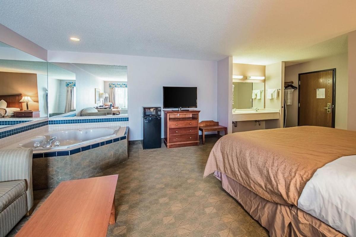 Royal Inn Suites Huntington Екстериор снимка