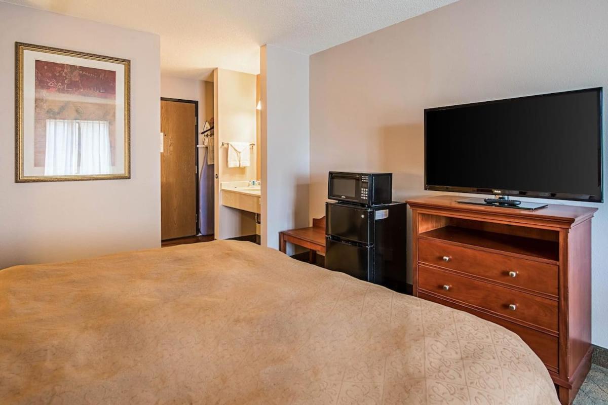 Royal Inn Suites Huntington Екстериор снимка